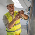 Revize elektroinstalace cena: Co ovlivňuje konečnou částku?